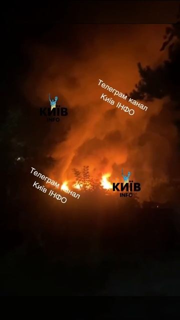 Под Киевом прилетело по складам, начался сильный пожар