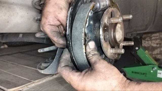 Как заменить задние барабанные колодки Киа Рио 3