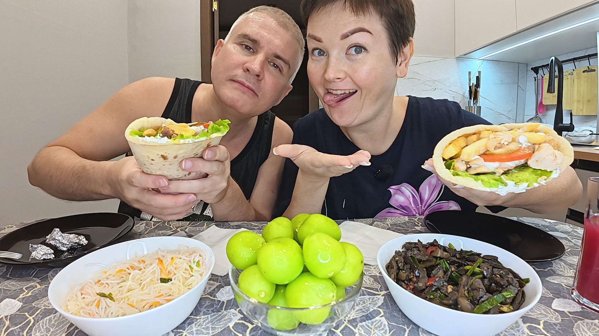Мукбанг нагуляли ЗВЕРСКИЙ АППЕТИТ! Вечерний ОБЖОР вкусной ОГРОМНОЙ шаурмой! ГИРОС на семейный ужин!
