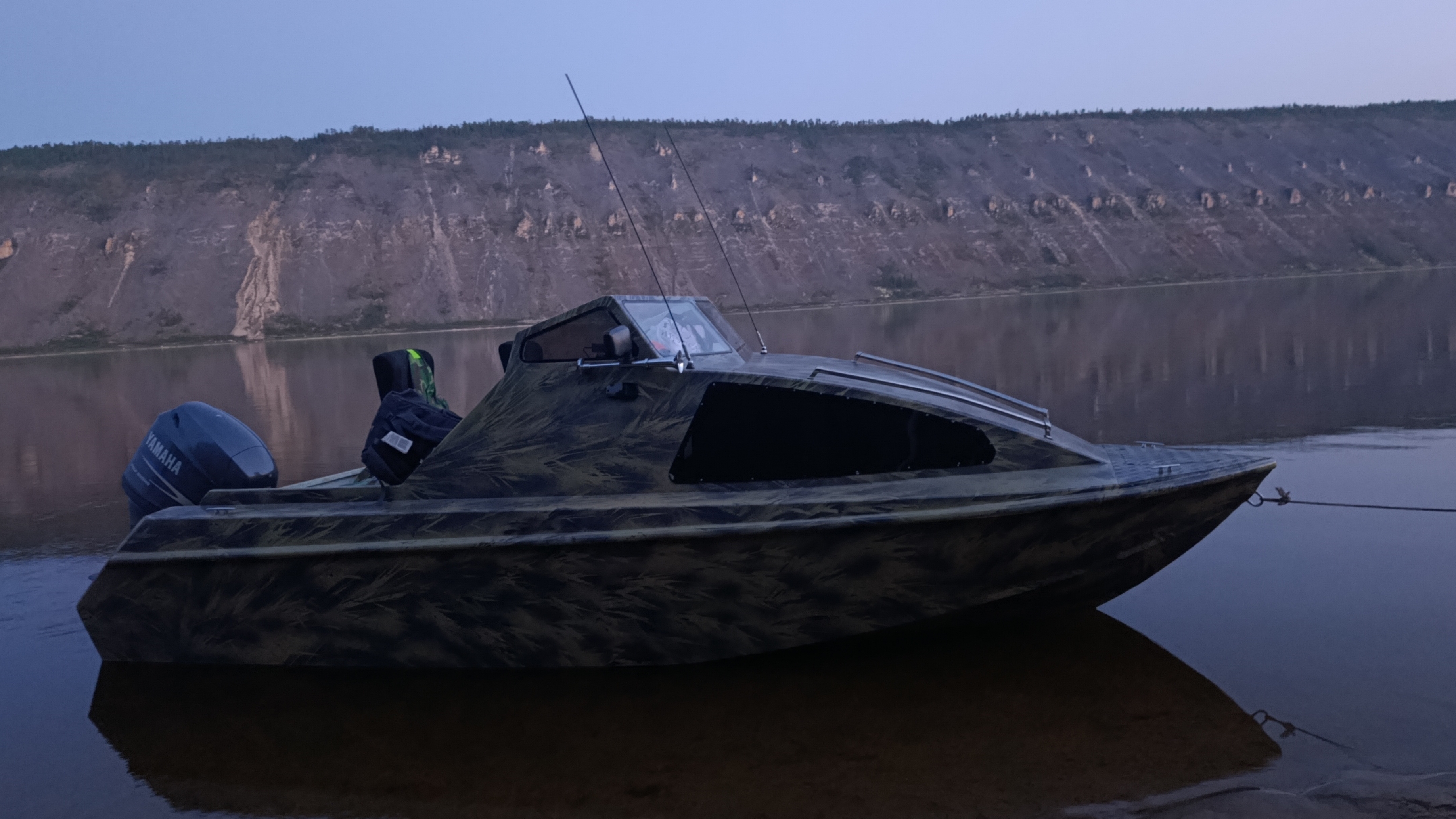 Долгий путь домой на катере Якутск-Чара преодолели около 1000 км.