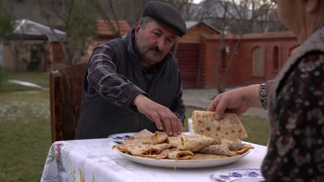 Kənd Həyatı. Печем тыквенные кутабы.