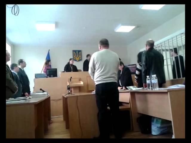 В Печерському суді стали на струнко