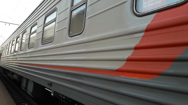 Тула, остановка 36 минут, поезд Санкт-Петербург - Адлер, 99/100, поезд старенький