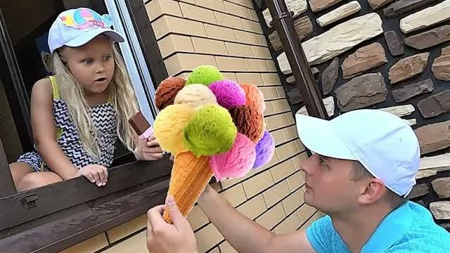 Алиса и папа играют в магазин мороженого для детей или Alice Pretend Play Selling Plastic Ice Cream