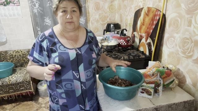 И шашлык замариновали ,и клубнику почистили!