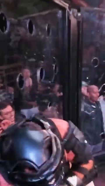 Человек против робота на ринге