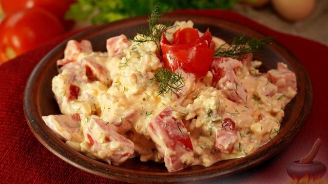 САЛАТ С ПОМИДОРАМИ, ПЛАВЛЕНЫМ СЫРОМ И ЧЕСНОКОМ