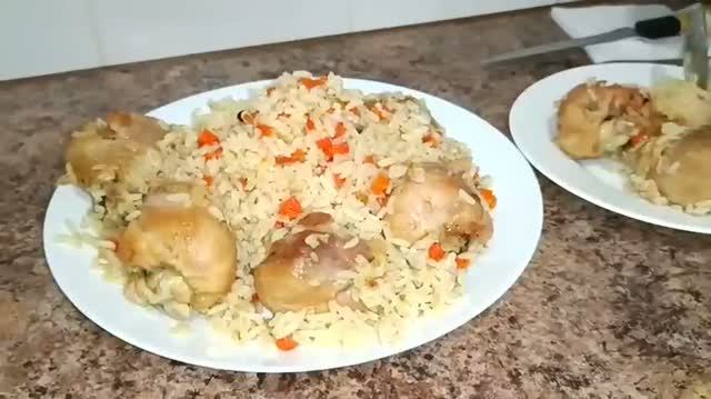 Плов, приготовленный на сковороде.