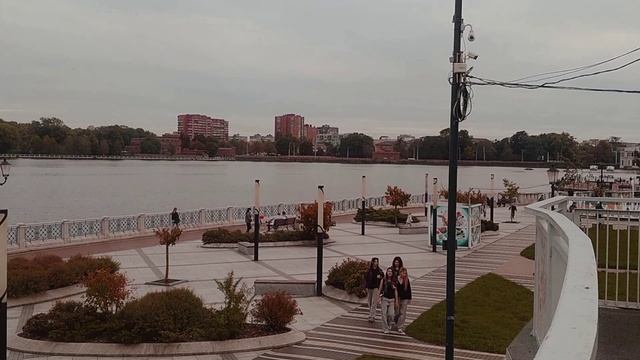 Прогулка Возле Верхнего Озера Вид на верхнее Озеро с игровой, спортивной  площадки