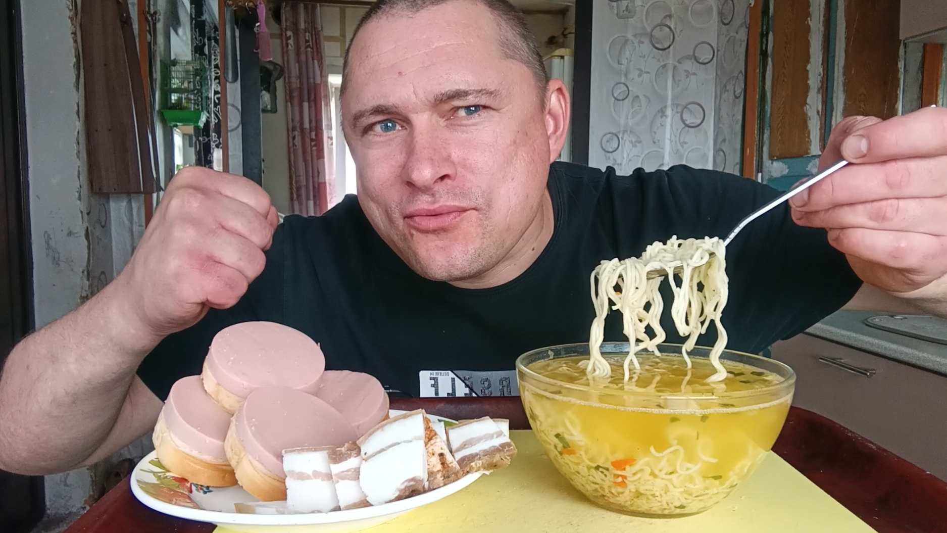 мукбанг/обжорыч/Доширак и бутерброды с колбасой/