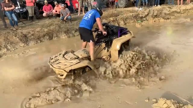 Безумная гонка на квадроциклах: грязь, препятствия и борьба до финиша