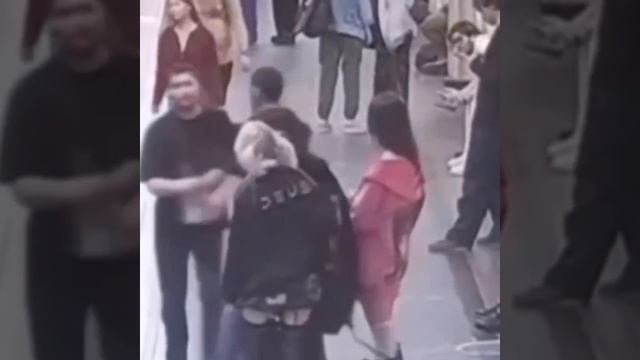 Приезжий в московском метро напал на девушку!