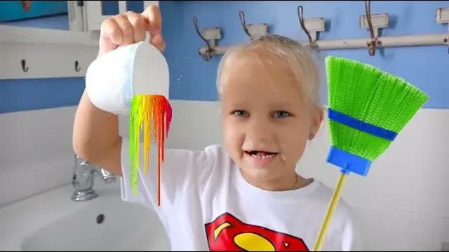 Алиса делает уборку в доме ! Alice Cleans The HOUSE And Play Toys !!!