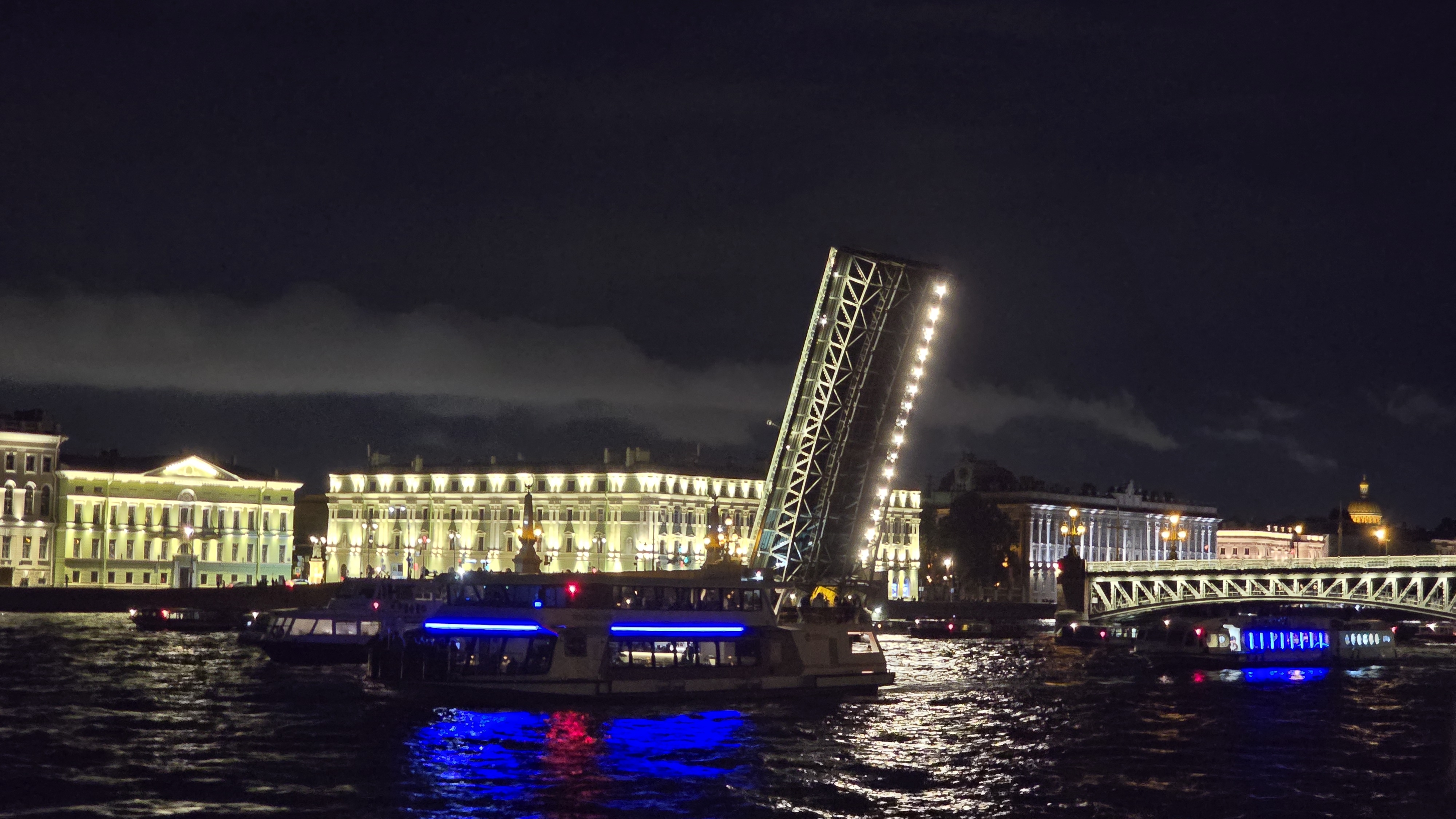 Санкт-Петербург. Развод мостов. Проплываем под мостами. Ночная экскурсия на Неве. Питер. 05-09-2026