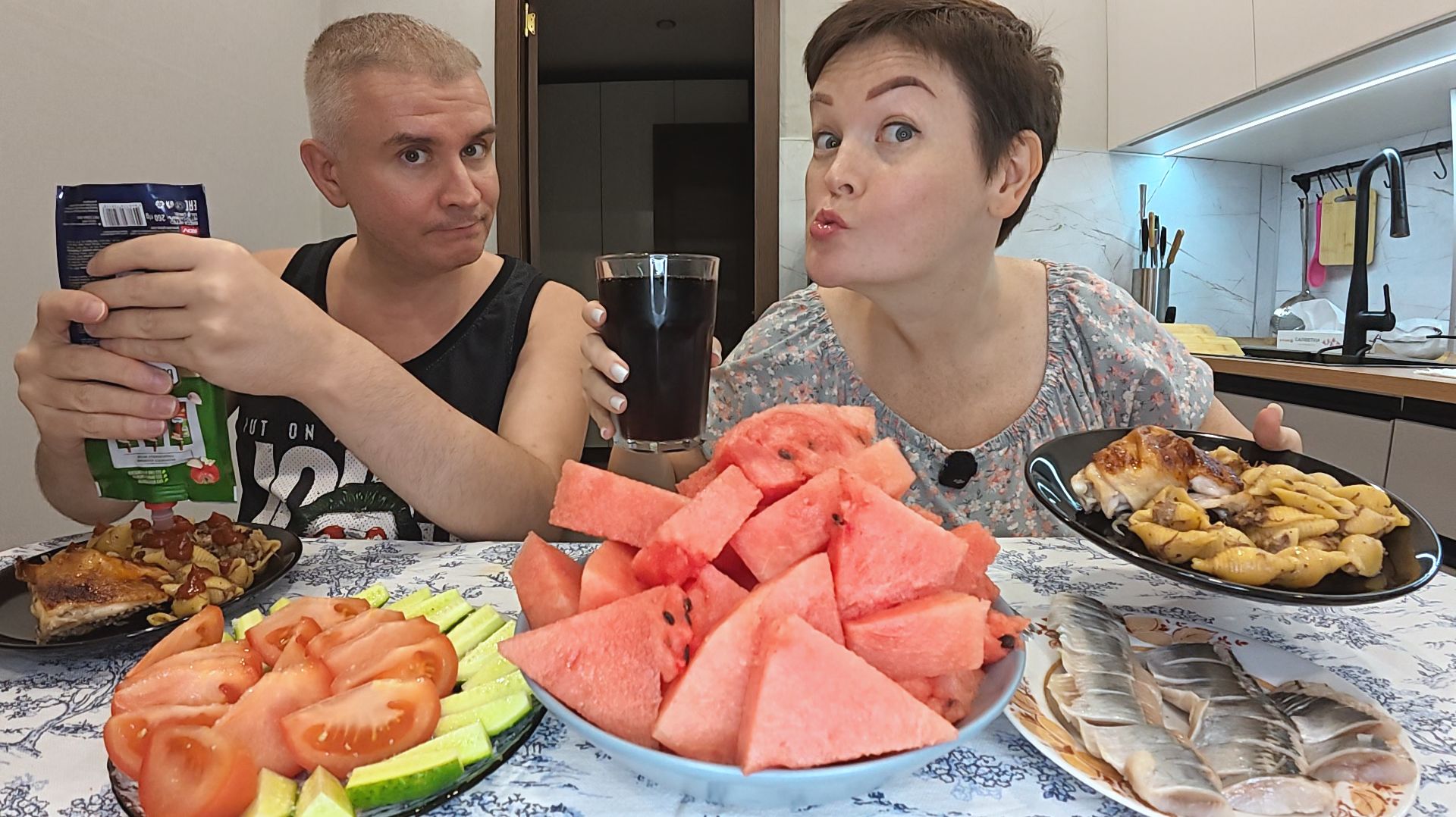 Мукбанг живу с ОХРАННИКОМ! Вован моя ЗИЩИТА и ОПОРА! Курьёзные случаи в самолёте! Семейный ужин