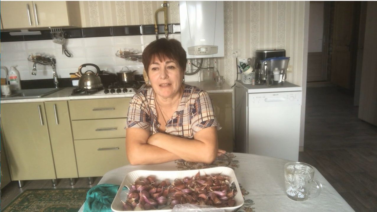 Жизнь на пенсии. Разбираю чеснок на семена.