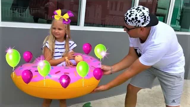 Алиса играет в магазин НАДУВАШЕК ! Pretend Play In Inflatable Toys Store  !