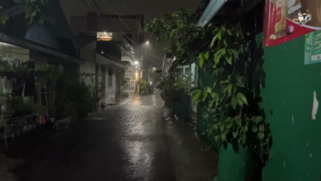 Прогулка под полуночным дождем в Вадассари 4K 🌧️ Тихая атмосфера индонезийского района