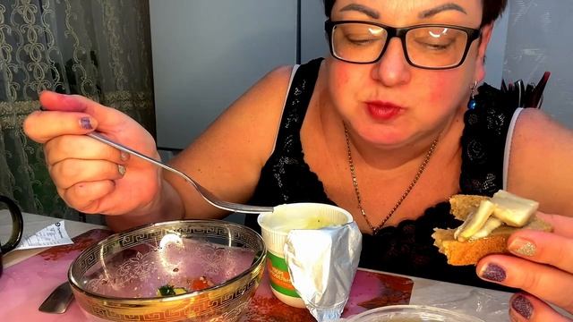 Мукбанг-бомжа😉/Он ищет не полную с идеальным телом🤦