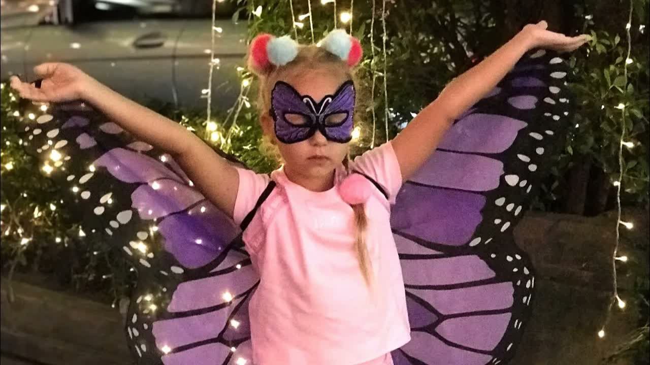Алиса купила крылья БАБОЧКИ ! Butterfly Wings Suit For Kids !