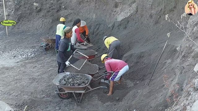 Строительство, шахтёры добывают песок в карьере