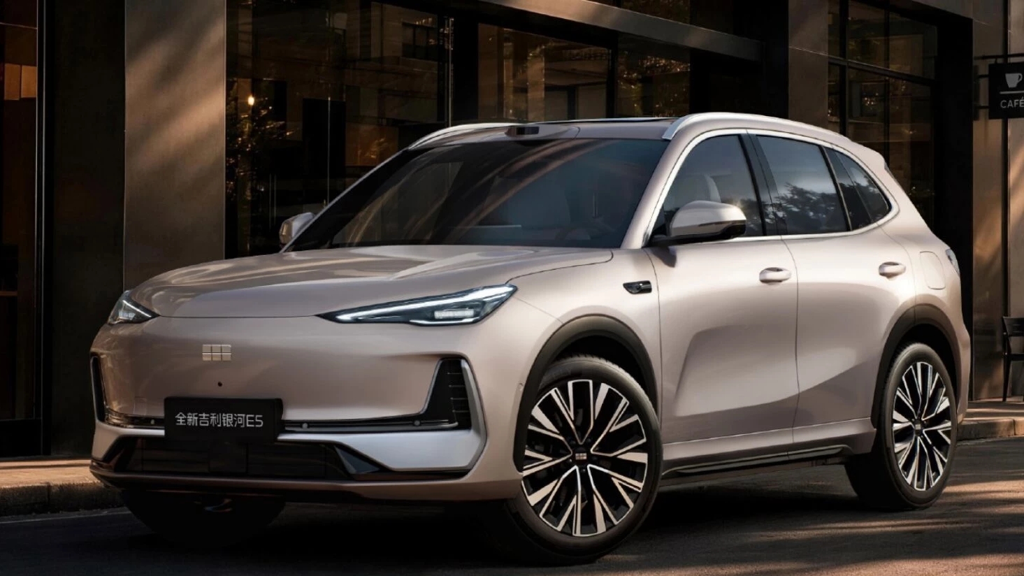 Новый Geely EX5 представили накануне старта продаж - изменилась не только внешность кроссовера