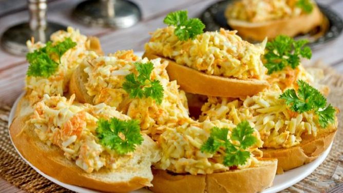 Бутерброды с копченым сыром, яйцами и морковью!