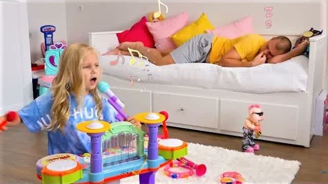 Алиса устроила КОНЦЕРТ чтобы папа ПРОСНУЛСЯ !  Play With Musical Instruments