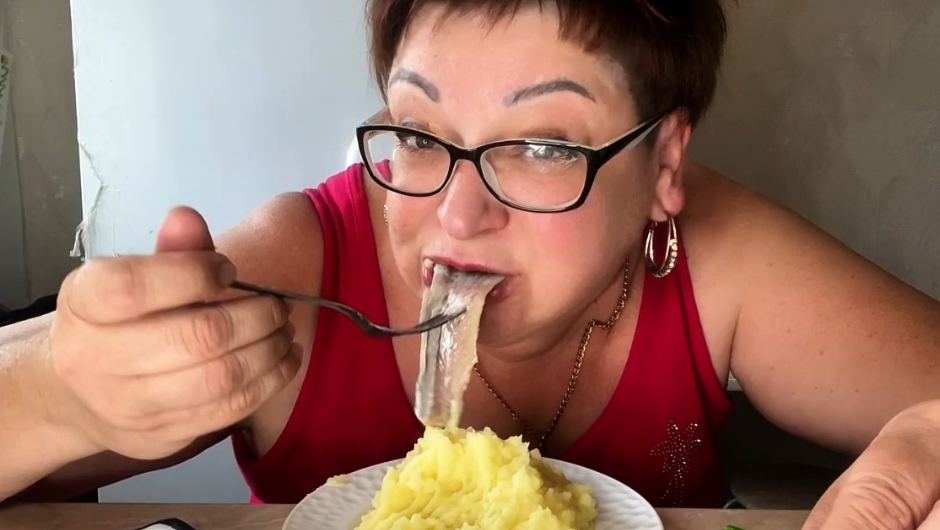 Съела целую тарелку и не стыдно: мукбанг с селёдкой, картошкой и лучком»