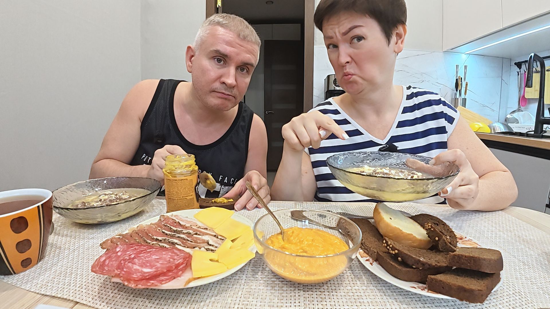 Мукбанг ОБИДЕЛАСЬ, муж ОБНАГЛЕЛ, еле ЗАСТАВИЛА есть суп, который ГОТОВИЛА всё утро! Семейный обед