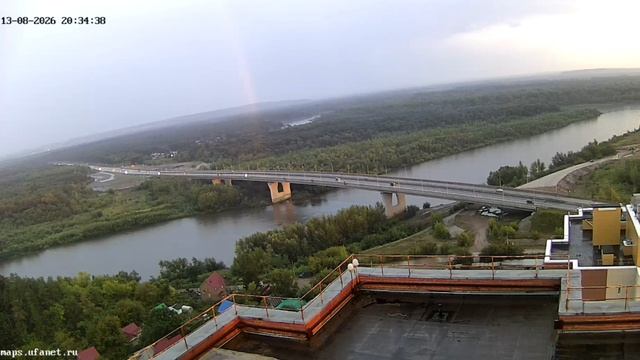 Красивая радуга над мостом