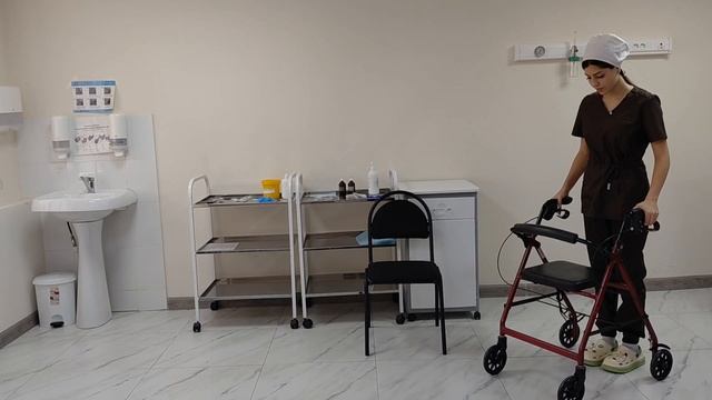 Обучение пациента ходьбе на роллаторе