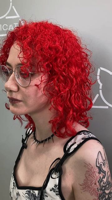 Яркое окрашивание в красный цвет на кудрявые волосы!