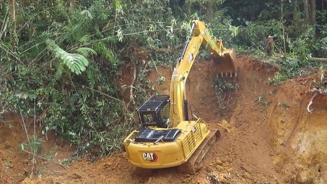 Экскаватор Caterpillar 320GX копает желтый грунт.