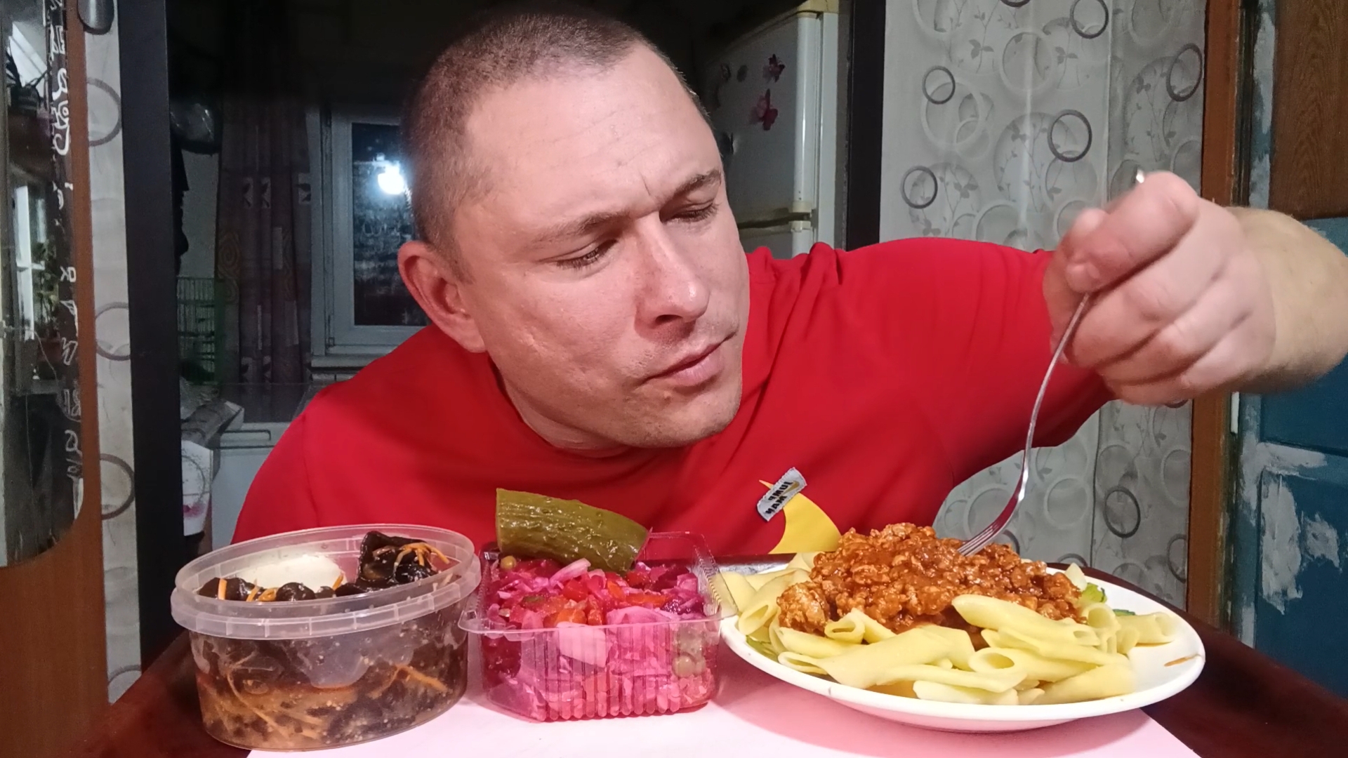 мукбанг/обжорыч/макароны с фаршем с подливом и винегрет/