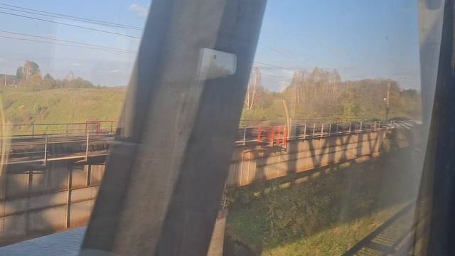 За моим окном роняя слёзы плачет по тебе весенний дождь.
