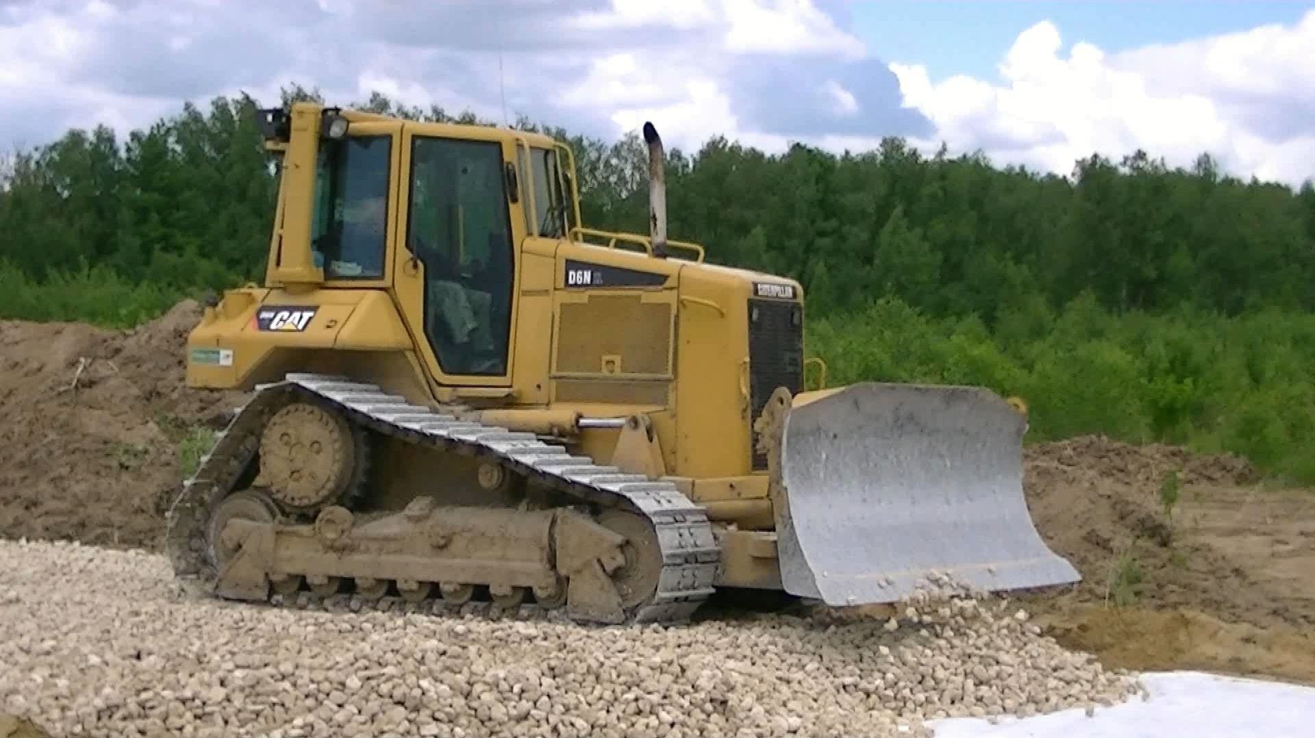 Бульдозер Cat D6N XL и самосвалы МАЗ-6501, часть 1