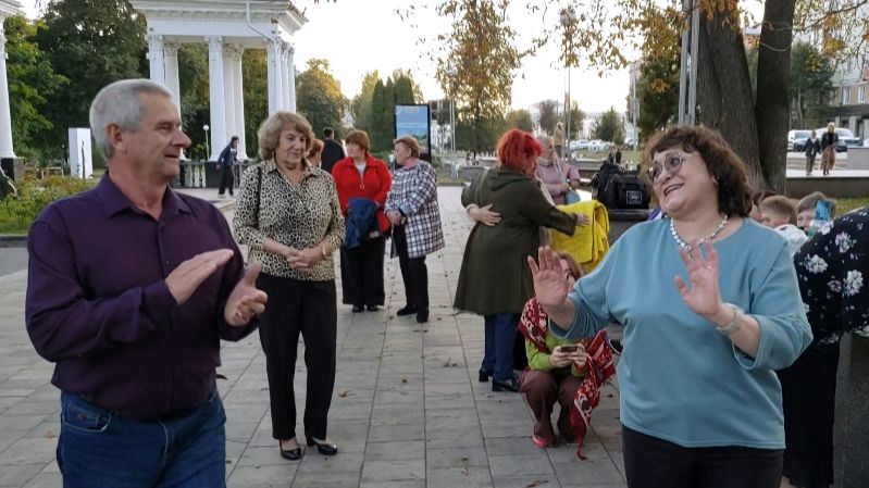 20260920 Танцы и частушки под гармонь Жители г Орла поют танцуют куплеты под гармонь парк г Орёл