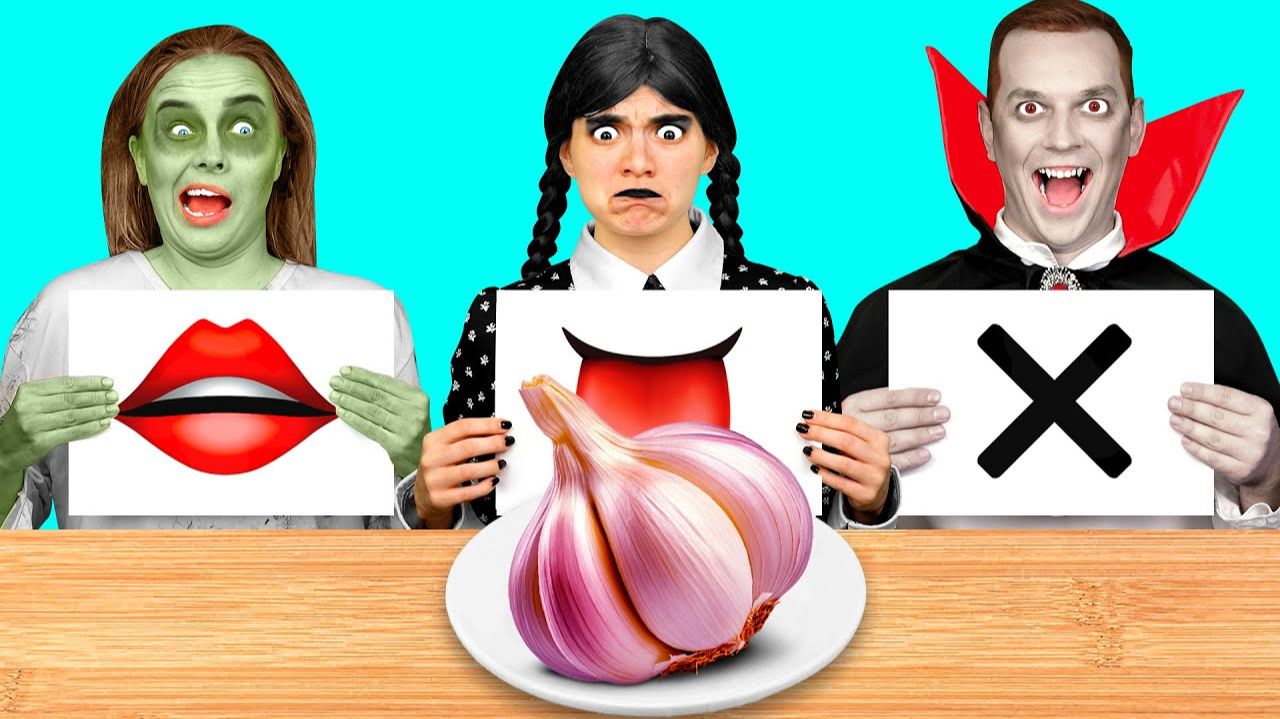 Откуси Лизни или Ничего Челлендж. Уэнсдей Vs Вампир Vs Зомби