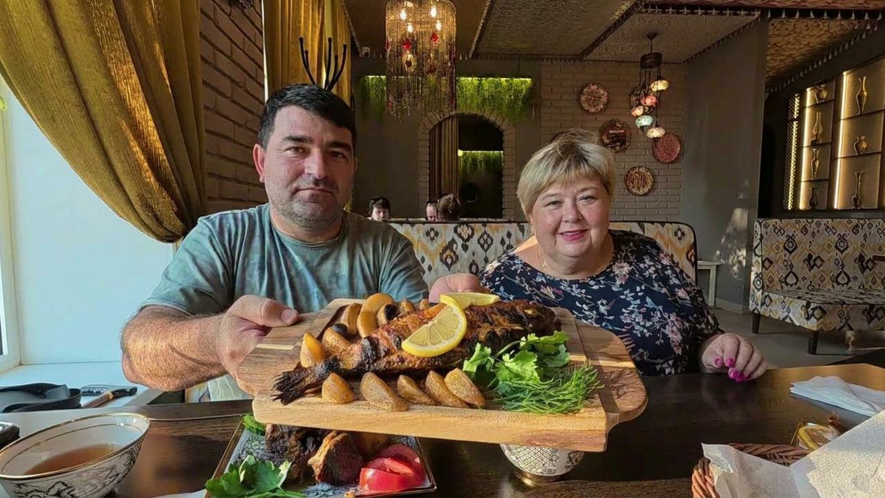 Мукбанк. Вкуснейшая дорадо на углях и казан-кебаб. Наш уютный обед в кафе Ташкент.