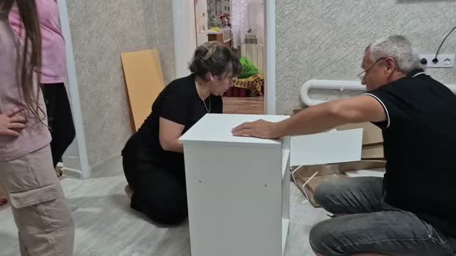 СОБИРАЕМ МЕБЕЛЬ...ВИДЕО ОТ ДОЧЕНЬКИ 🥰