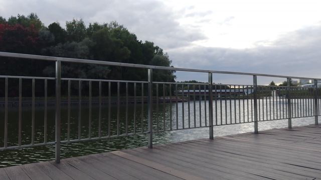 лежу на лежаке в парке, любуюсь водной гладью и красивыми облаками