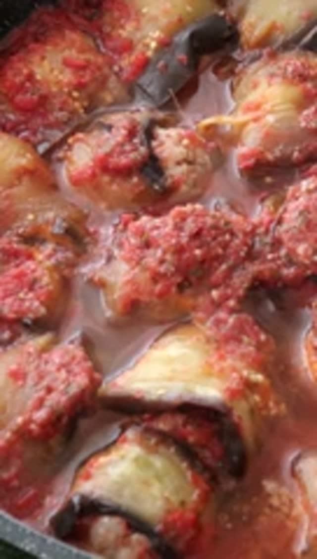 Мясные котлеты в баклажанных слайсах.