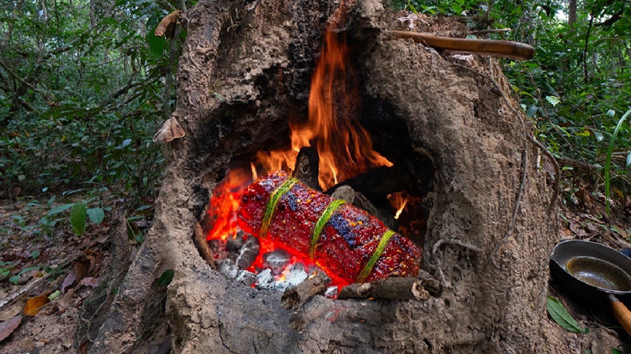 Первобытный способ - запекание мяса в полом бревне на огне 🔥 Готовка в диких джунглях