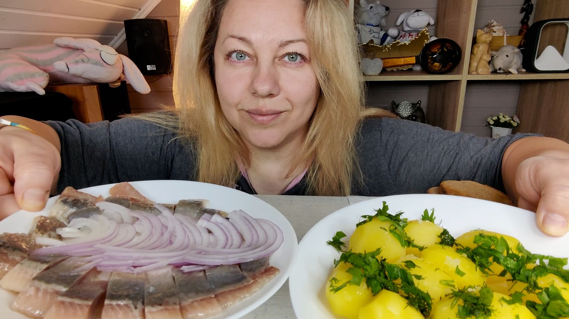 ASMR Mukbang: Селедочка с лучком и картошечкой!