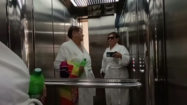 ДВЕ ПЕНСИОНЕРКИ НА ОТДЫХЕ. КОНЕЦ СЕНТЯБРЯ. ЛАЗАРЕВСКОЕ.