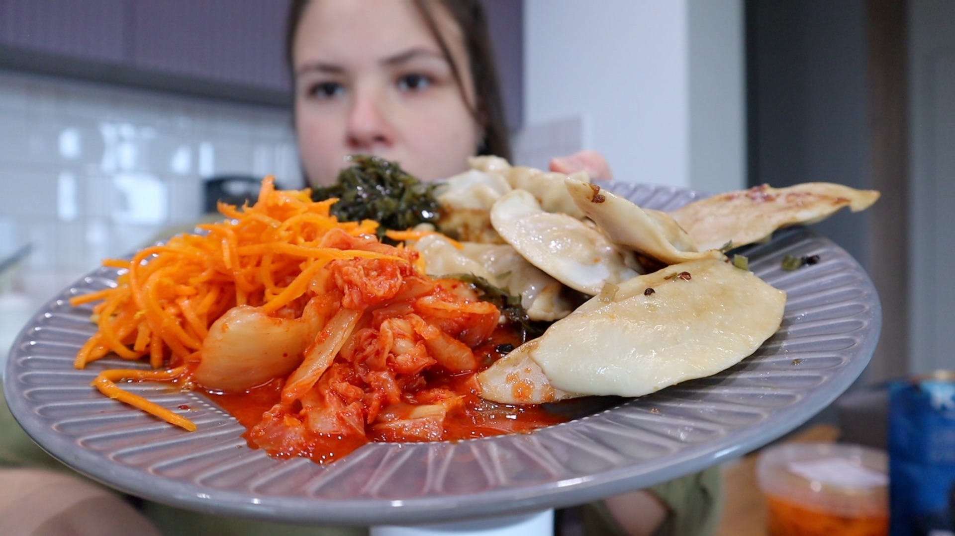 Едим китайские пельмени, кимчи. Стала затворницей