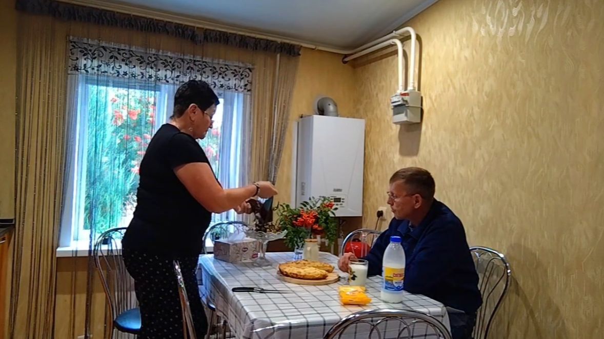 МУЖ С ГОСТИНЦАМИ ПРИШЕЛ/СЪЕЗДИЛИ КУПИЛИ УТКУ