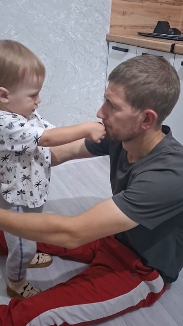 🤫Как так можно у родного отца забирать)))😁😅🤣