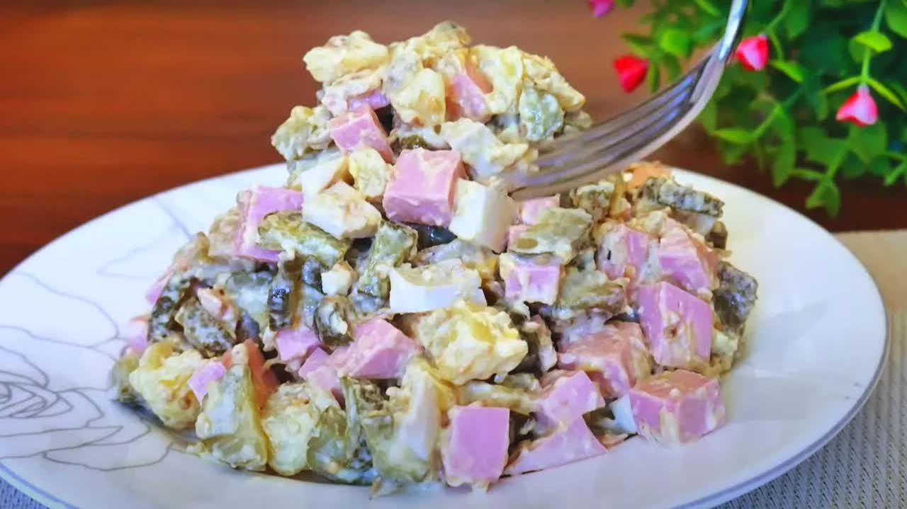 Этому салату меня научила бабушка! Самый вкусный рецепт картофельного салата на ужин